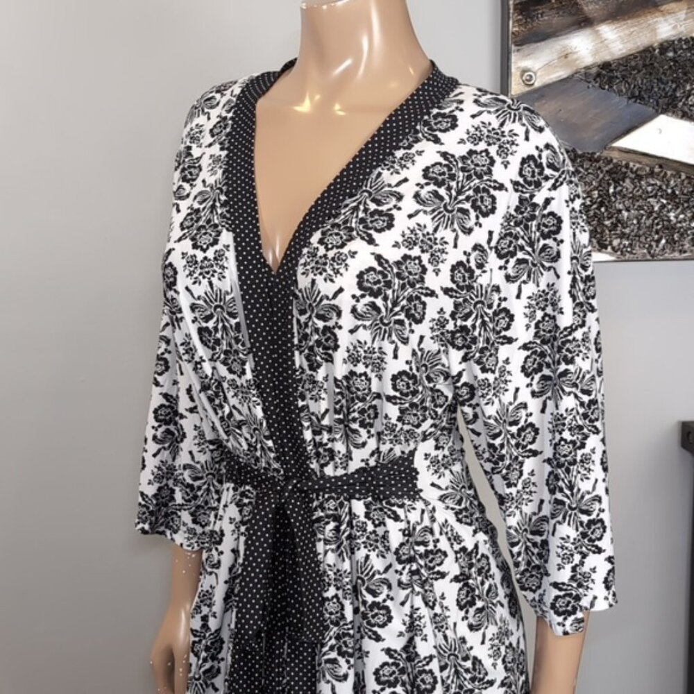 💠Laura Ashley Sleepwear Set Womens Size Large Black White Damask Robe Dress PJs - Picture 8 of 14
